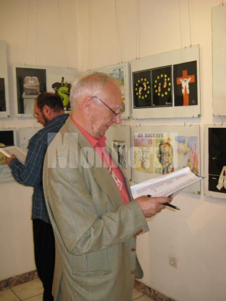Vasile Crăiță Mândră și Radu Bercea la jurizarea lucrărilor de grafică satirică