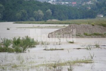 Apele Moldovei au distrus digul de deviere a râului pe o distanță de 100 de metri