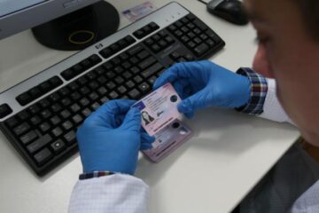 Permisele de conducere și certificatele de înmatriculare vor fi trimise, începând de astăzi, prin curierat rapid, la domiciliul titularului. Foto: MEDIAFAX