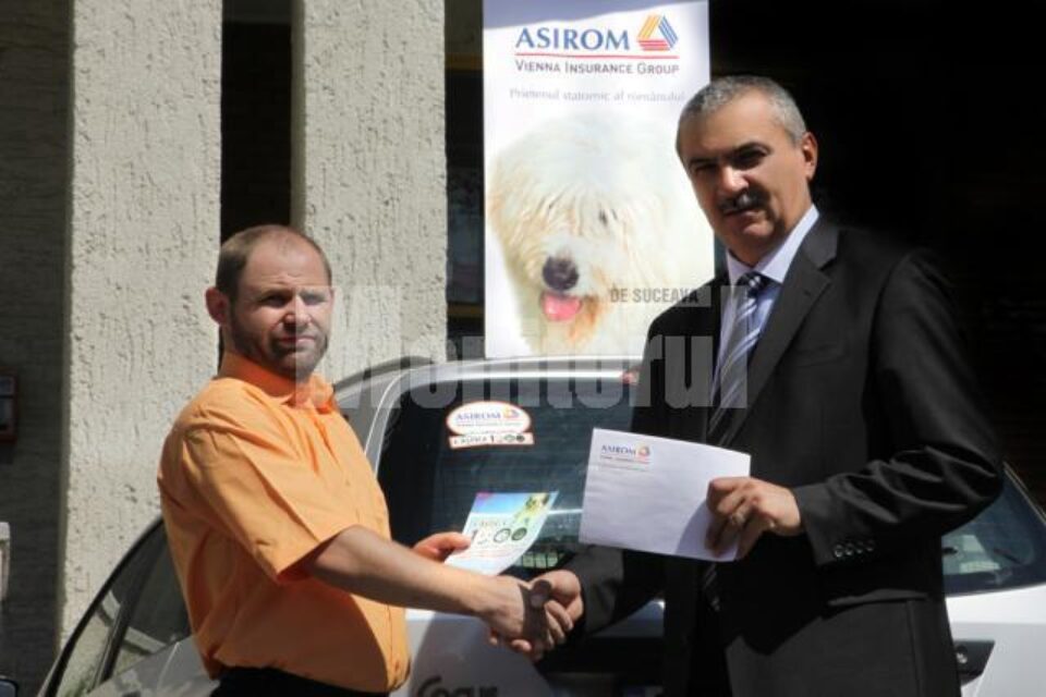 Constantin Peslar, al doilea câștigător din județul Suceava, alături de directorul sucursalei ASIROM VIG Suceava, Sorin Bărbuță