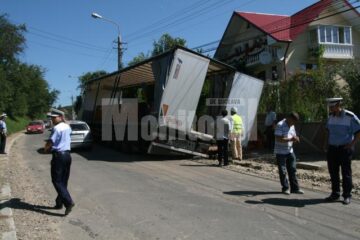 Roțile tirului au intrat pe jumătate în pământ
