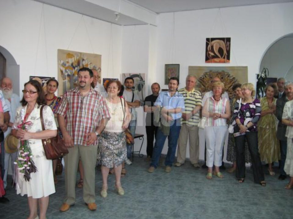 Public participant la deschiderea expoziției