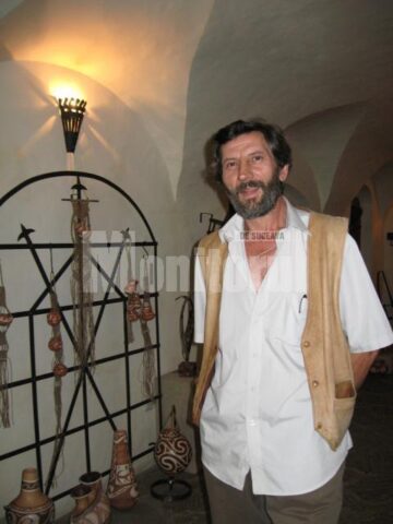 Ion Mitroi prelucrează cu îndemânare metalul și sticla, cioplește lemnul și piatra