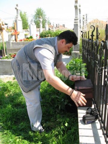Constantin Emil Ursu pregătind casetele în care va fi pusă țărâna hrănită cu sângele martirilor bucovineni