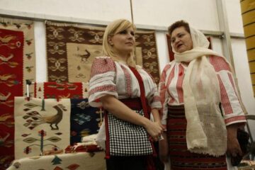 Elena Udrea vrea o casă cu pridvor pe care să pună mușcate. Foto: Ministerul Turismului