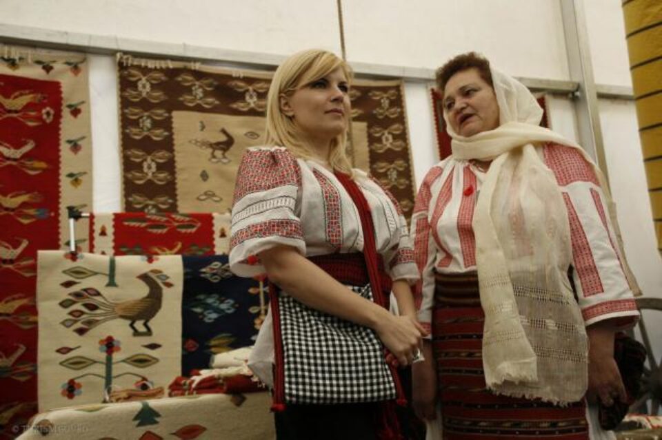 Elena Udrea vrea o casă cu pridvor pe care să pună mușcate. Foto: Ministerul Turismului