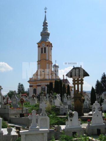 Troița de lemn, cel mai înalt monument funerar din Cimitirul Bisericii Sfânta Adormire din Satulung-Săcele