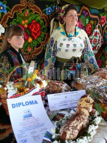 La Poiana Stampei: Festivalul Național „Flori de pe Dorna”