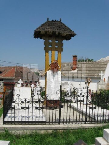Troița de la mormântul îngrijit de ardeleni