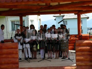 La Poiana Stampei: Festivalul Național „Flori de pe Dorna”
