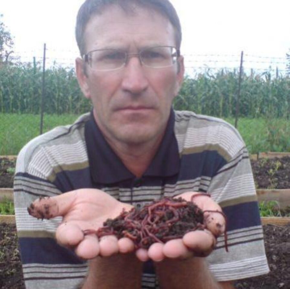 Petre Diaconița, primul crescător de râme autorizat din țară. Foto: EVZ