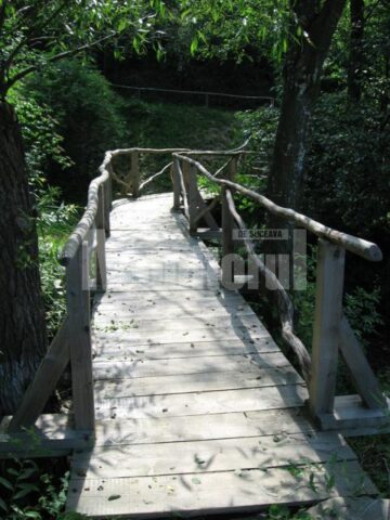 Podețul peste pârâul Bucovăț care duce la cabana familiei Ignătescu