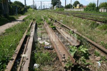 Intrarea în Gara Suceava Nord, plină de gunoaie