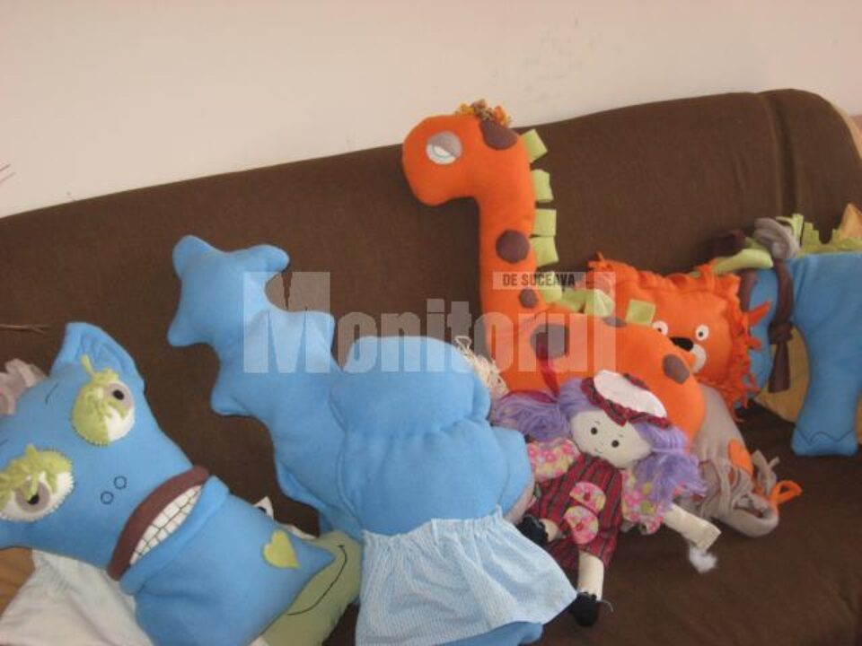 Simona Covaliu cu monștrii și păpușile pe care le-a creat