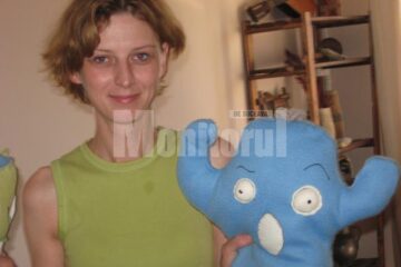 Simona Covaliu cu monștrii și păpușile pe care le-a creat
