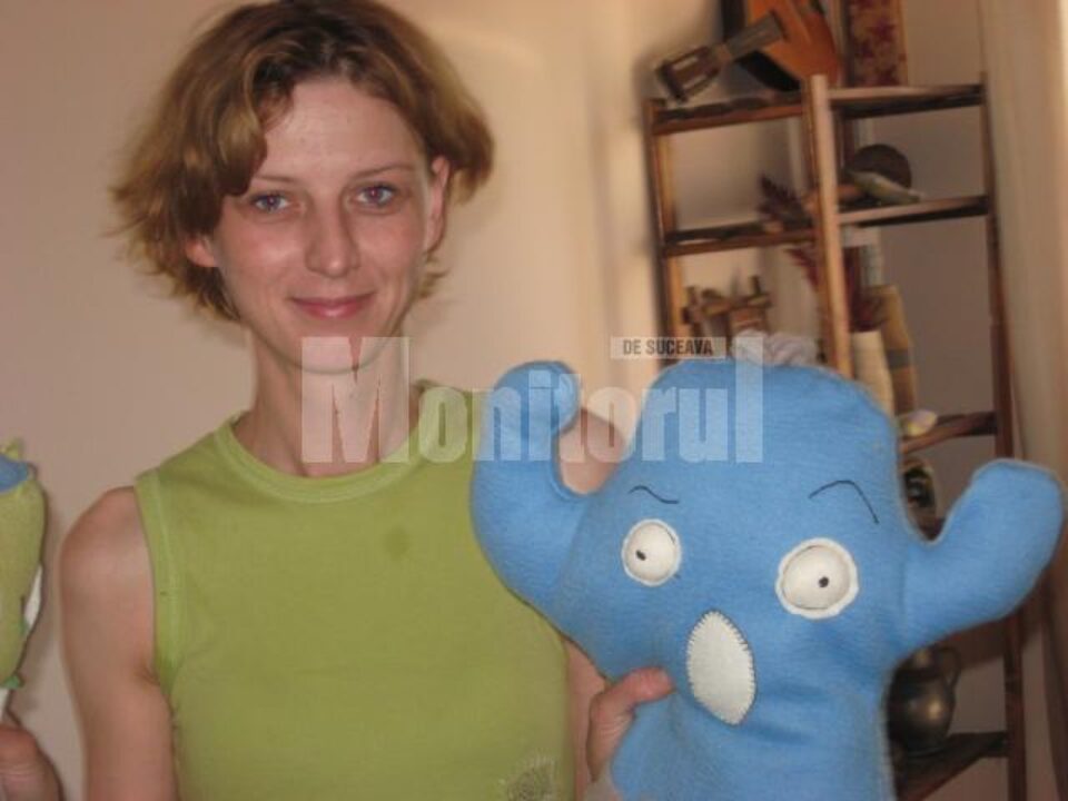 Simona Covaliu cu monștrii și păpușile pe care le-a creat Simona Covaliu cu monștrii și păpușile pe care le-a creat