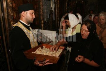 Credinciosii primesc anafora