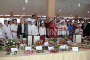 Școliți în meseria de bucătar: Expoziție culinară prezentată de 28 de șomeri suceveni