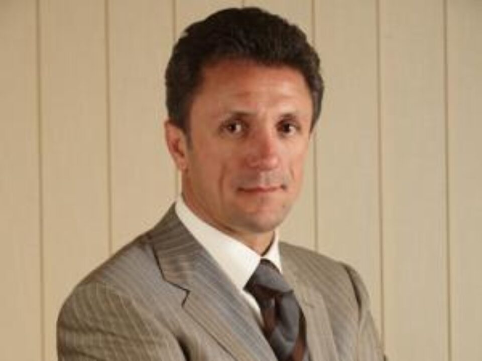 Gheorghe Popescu a primit, ieri, de la CNSAS, o adeverință care atestă că nu a colaborat cu fosta Securitate. Foto: MEDIAFAX