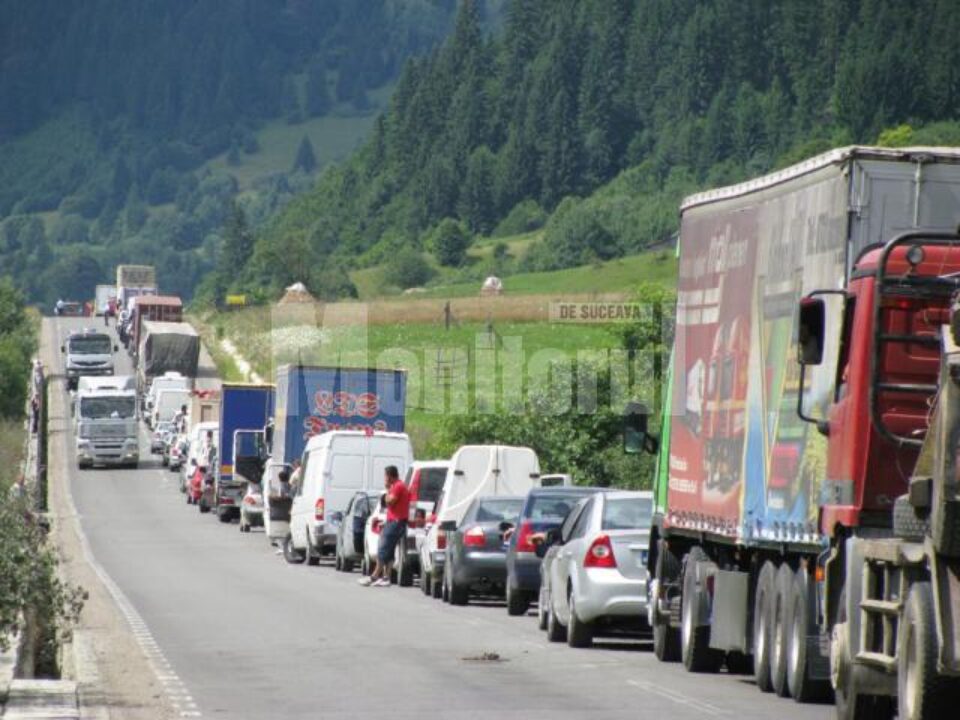 Traficul rutier a fost blocat și coloana de mașini s-a întins pe trei kilometri