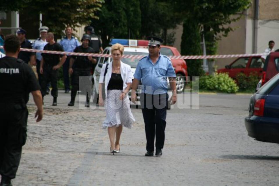 După circa trei sferturi de oră a apărut și proprietara genții suspecte