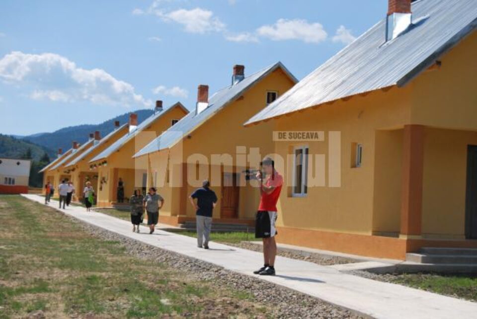 După inundațiile din 2008: Șase familii sinistrate din Brodina s-au mutat în case noi