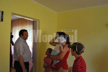 Printre cei care au primit case noi s-a numărat și o familie cu cinci copii
