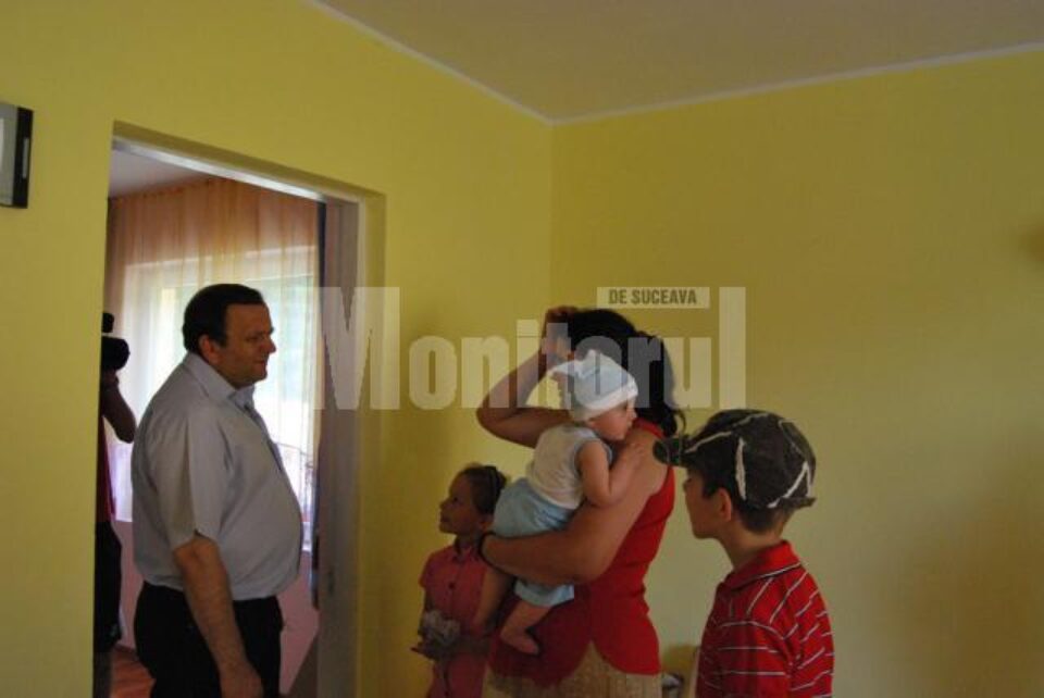 Printre cei care au primit case noi s-a numărat și o familie cu cinci copii
