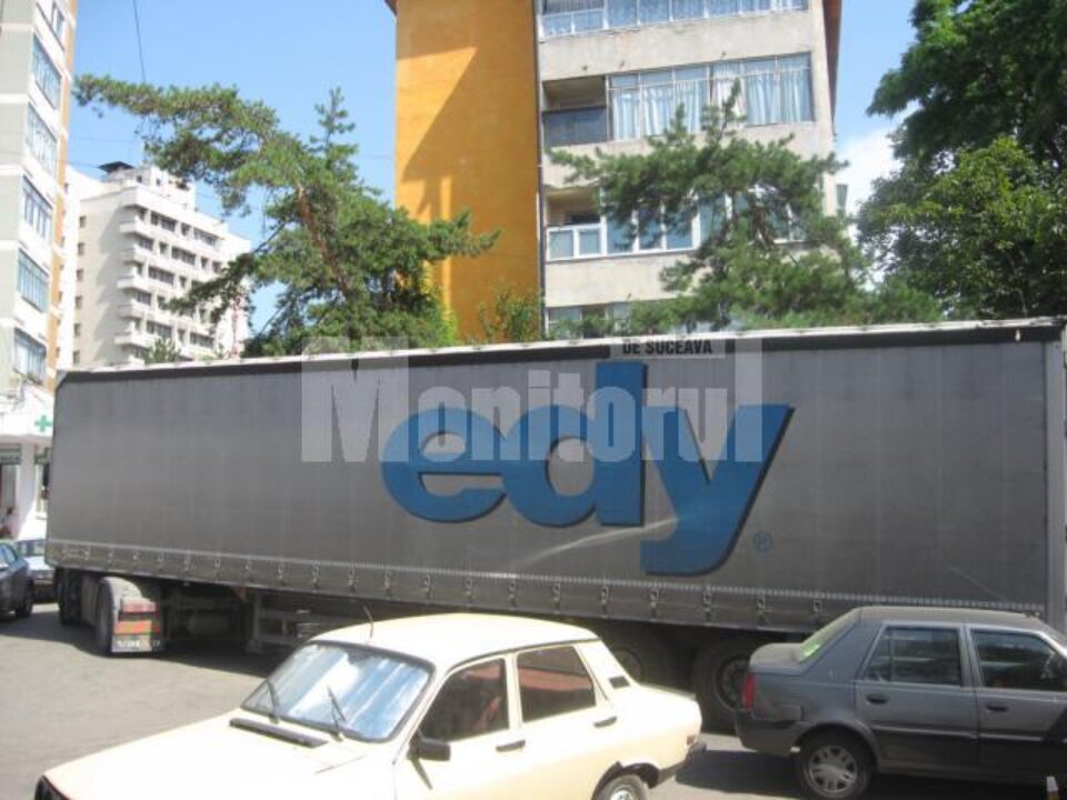 Tirul rămas la intersecția celor două străzi, după ce a avariat autoturismele