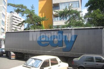 Tirul rămas la intersecția celor două străzi, după ce a avariat autoturismele