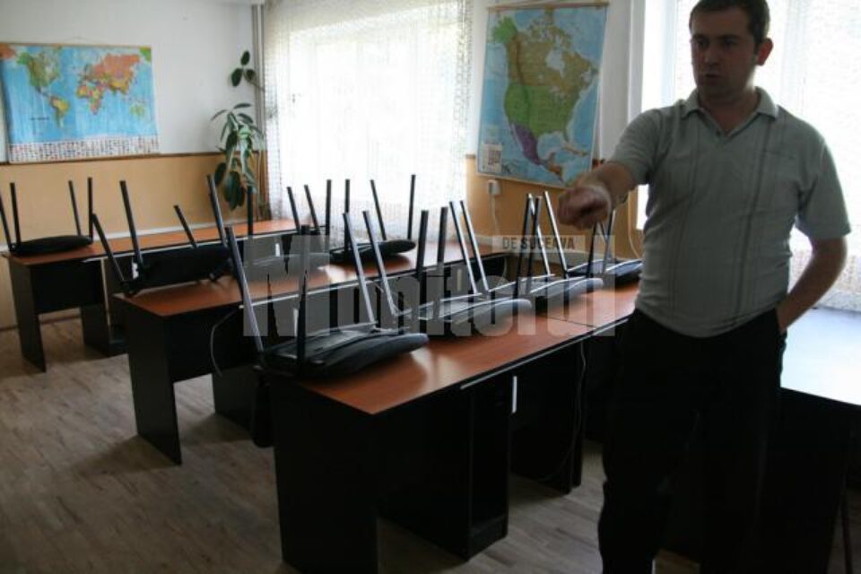 Unul dintre angajații liceului ne arată laboratorul golit de hoți