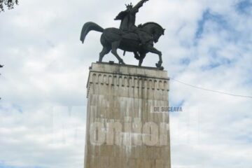 Bazorelieful căzut de pe soclul statuii lui Ștefan cel Mare