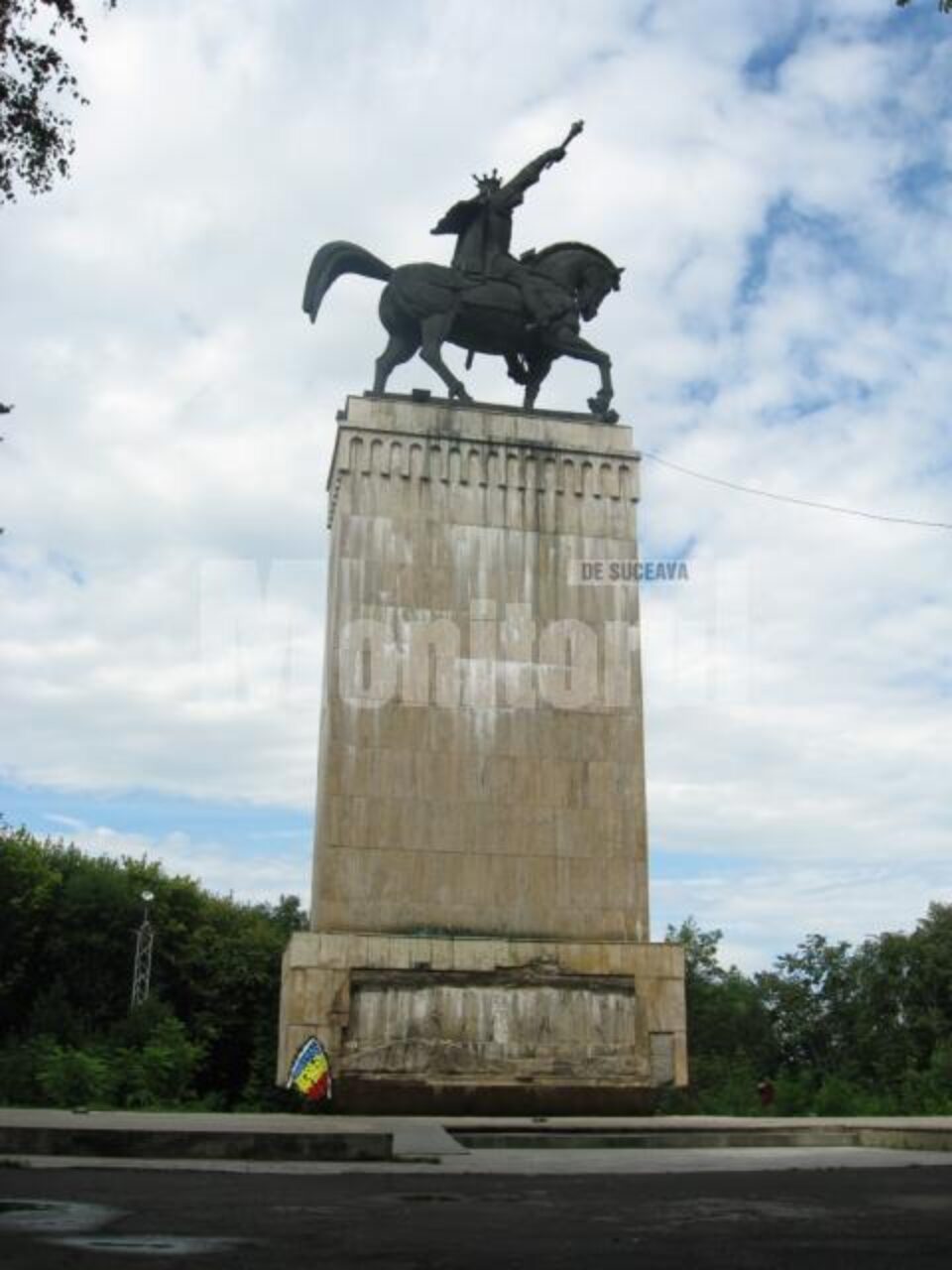 Bazorelieful căzut de pe soclul statuii lui Ștefan cel Mare