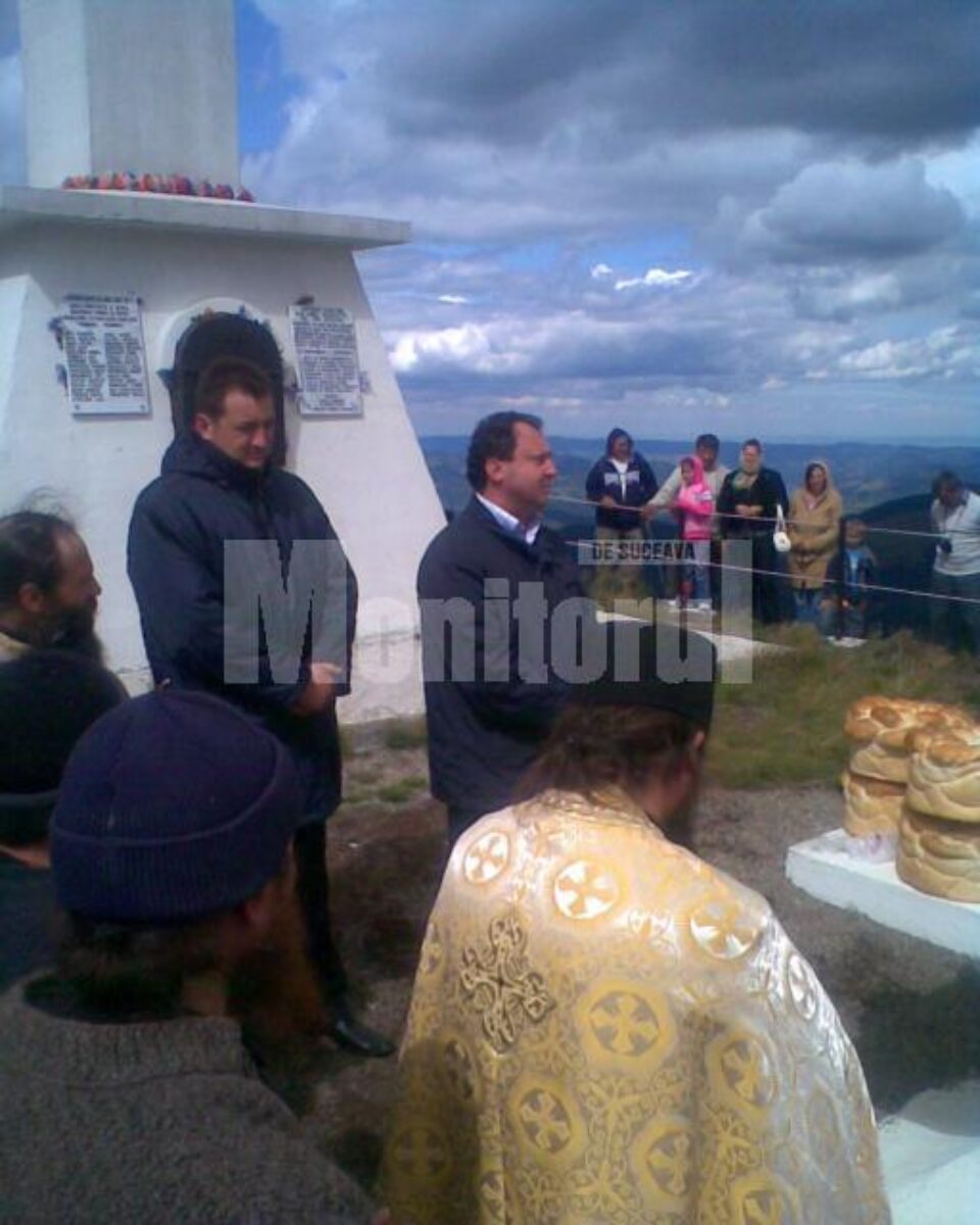 Ceremonie religioasă, la 1857 m altitudine, pe vârful masivului Giumalău