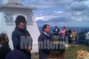 Ceremonie religioasă, la 1857 m altitudine, pe vârful masivului Giumalău