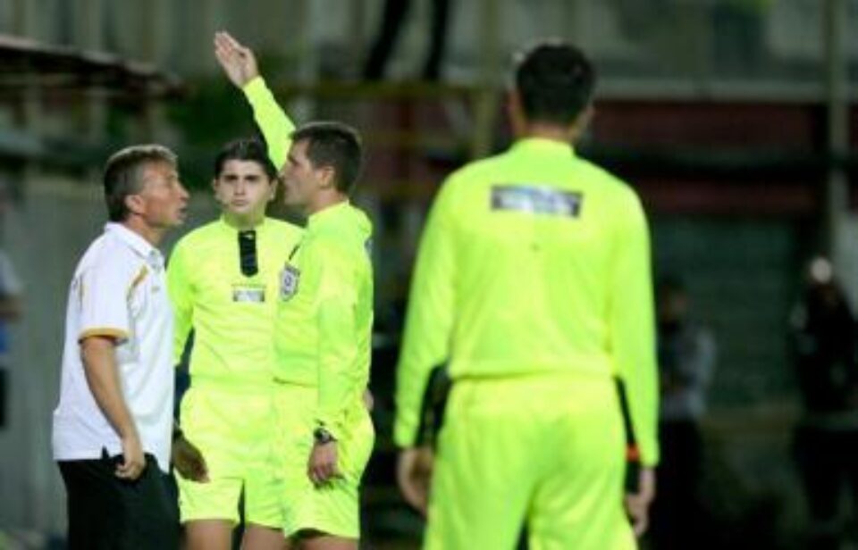 Dan Petrescu discutând cu arbitrii. Foto: MEDIAFAX