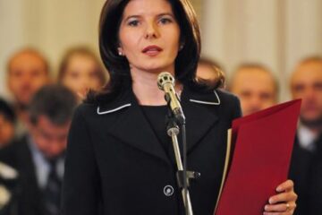 Monica Iacob Ridzi le-a cerut deputaților să voteze pentru avizul necesar urmăririi penale. Foto: MEDIAFAX