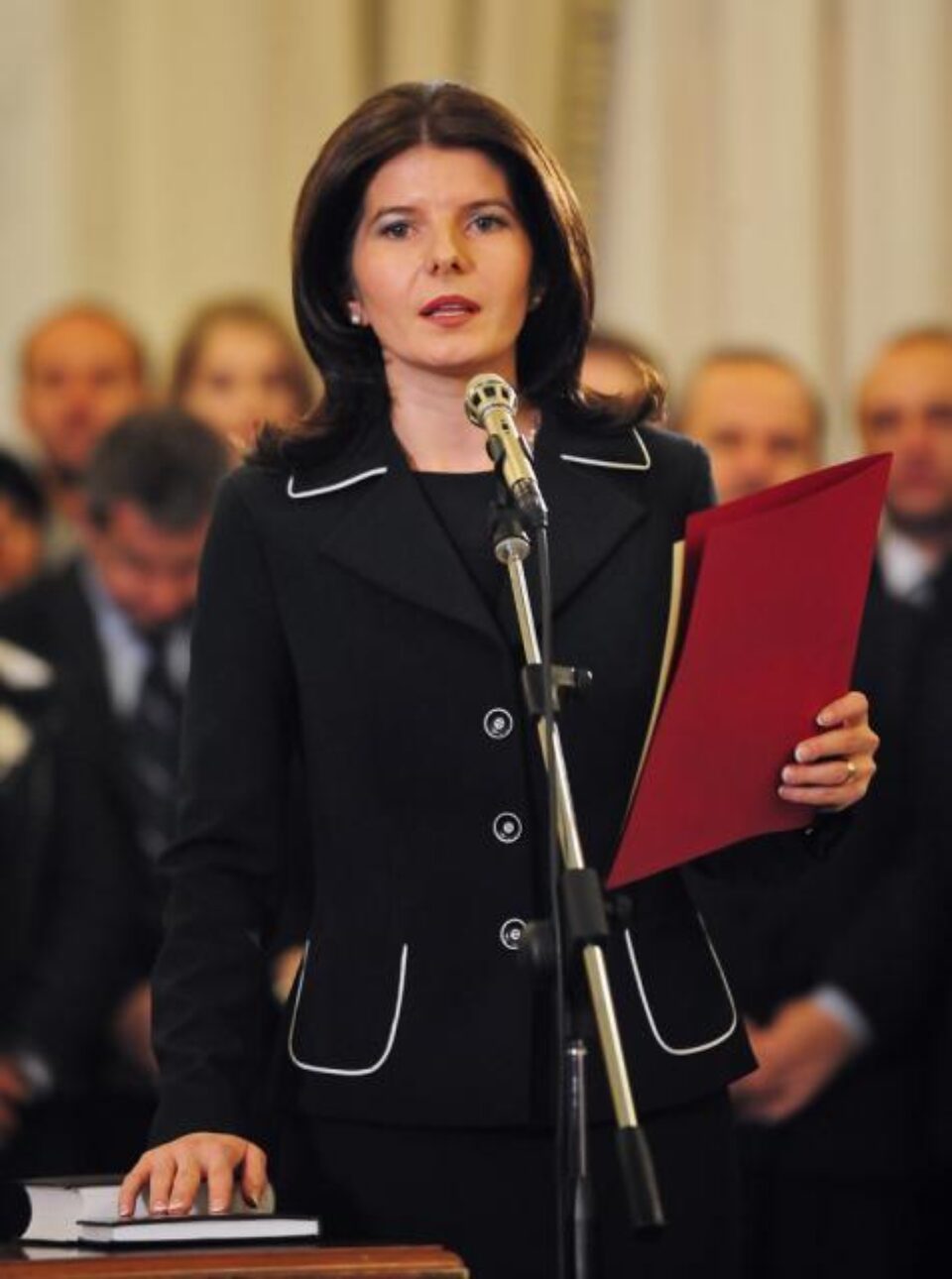 Monica Iacob Ridzi le-a cerut deputaților să voteze pentru avizul necesar urmăririi penale. Foto: MEDIAFAX