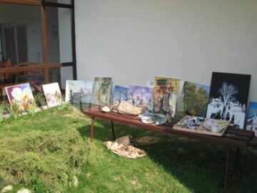 Lucrări aliniate la uscat într-una din alveolele hanului