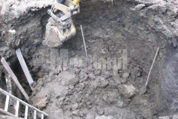 Șansă: A scăpat cu viață după ce a fost îngropat sub un mal de pământ
