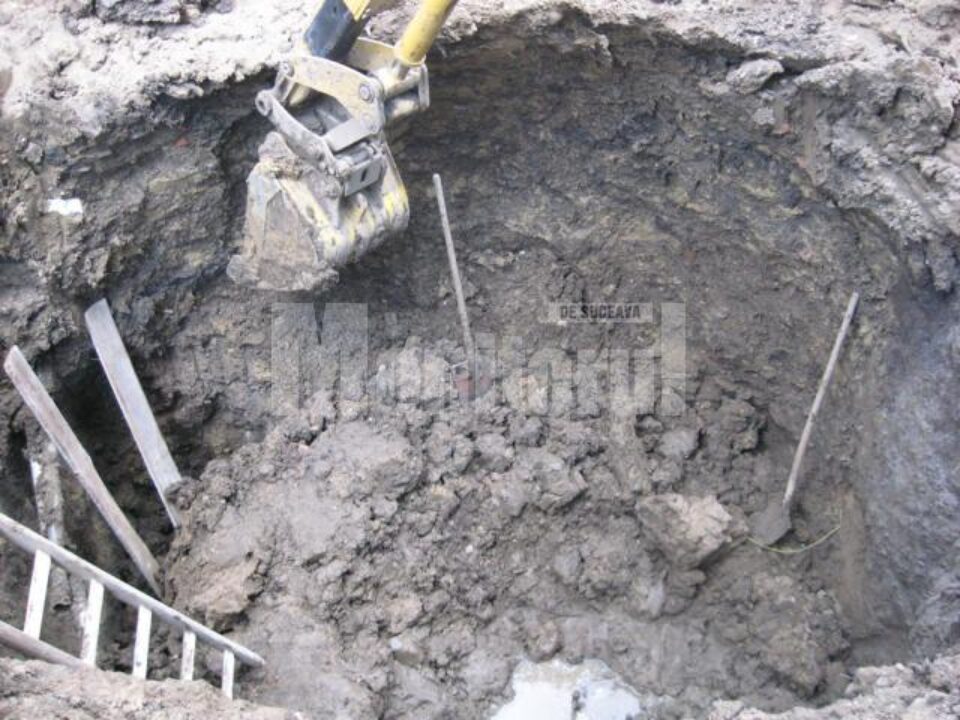 Șansă: A scăpat cu viață după ce a fost îngropat sub un mal de pământ