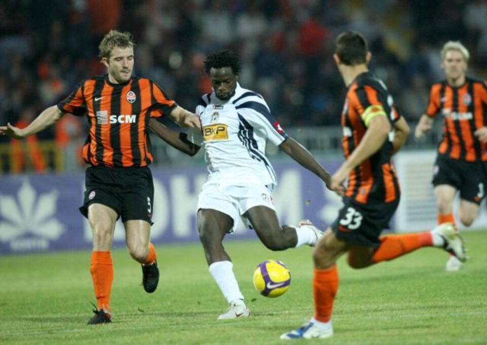 Jucătorul echipei Poli Timișoara, Winston Parks (C), încearcă să treacă de Darijo Srna (D), de la Sahtior Donetk. Foto: MEDIAFAX Jucătorul echipei Poli Timișoara, Winston Parks (C), încearcă să treacă de Darijo Srna (D), de la Sahtior Donetk. Foto: MEDIAFAX