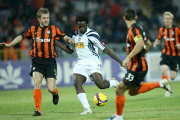 Jucătorul echipei Poli Timișoara, Winston Parks (C), încearcă să treacă de Darijo Srna (D), de la Sahtior Donetk. Foto: MEDIAFAX