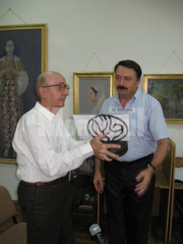 Eugen Dimitriu primind trofeul si certificatul de la vicepreședintele CJ Suceava, Vasile Ilie