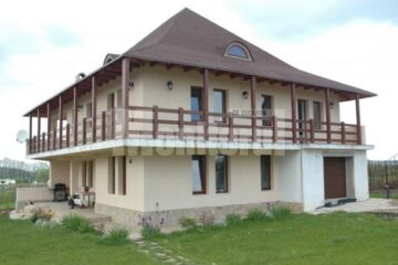 Casa este lângă Cetatea de Scaun, amplasata pe un teren de 1.600 de metri pătrați