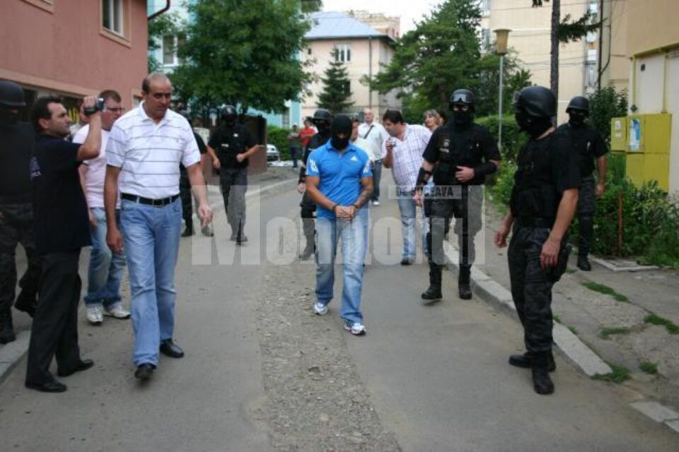 Cu cătușe la mâini, cu cagulă pe față și înconjurat de o armată de polițiști, „Legionarul” le-a arătat anchetatorilor cum a fugit de la locul faptei