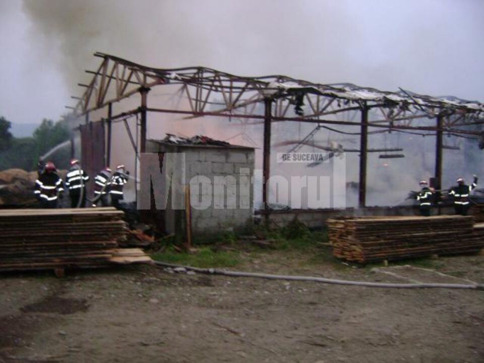 Incendiu: Gater din Râșca ars din temelii