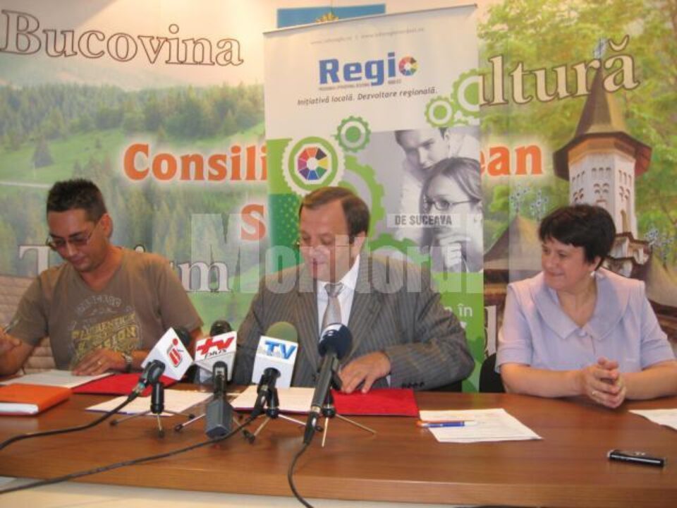 Gheorghe Flutur a semnat, în cursul zilei de ieri, contractul pentru modernizarea drumului județean Dolhasca – Gulia – Probota