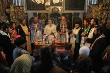 Preotul Constantin Mihoc (cel încercuit), acum doi ani, la Capela „Buna Vestire” unde, an de an, familia Mihoc se reunește, în preajma zilei de Sf. Dumitru