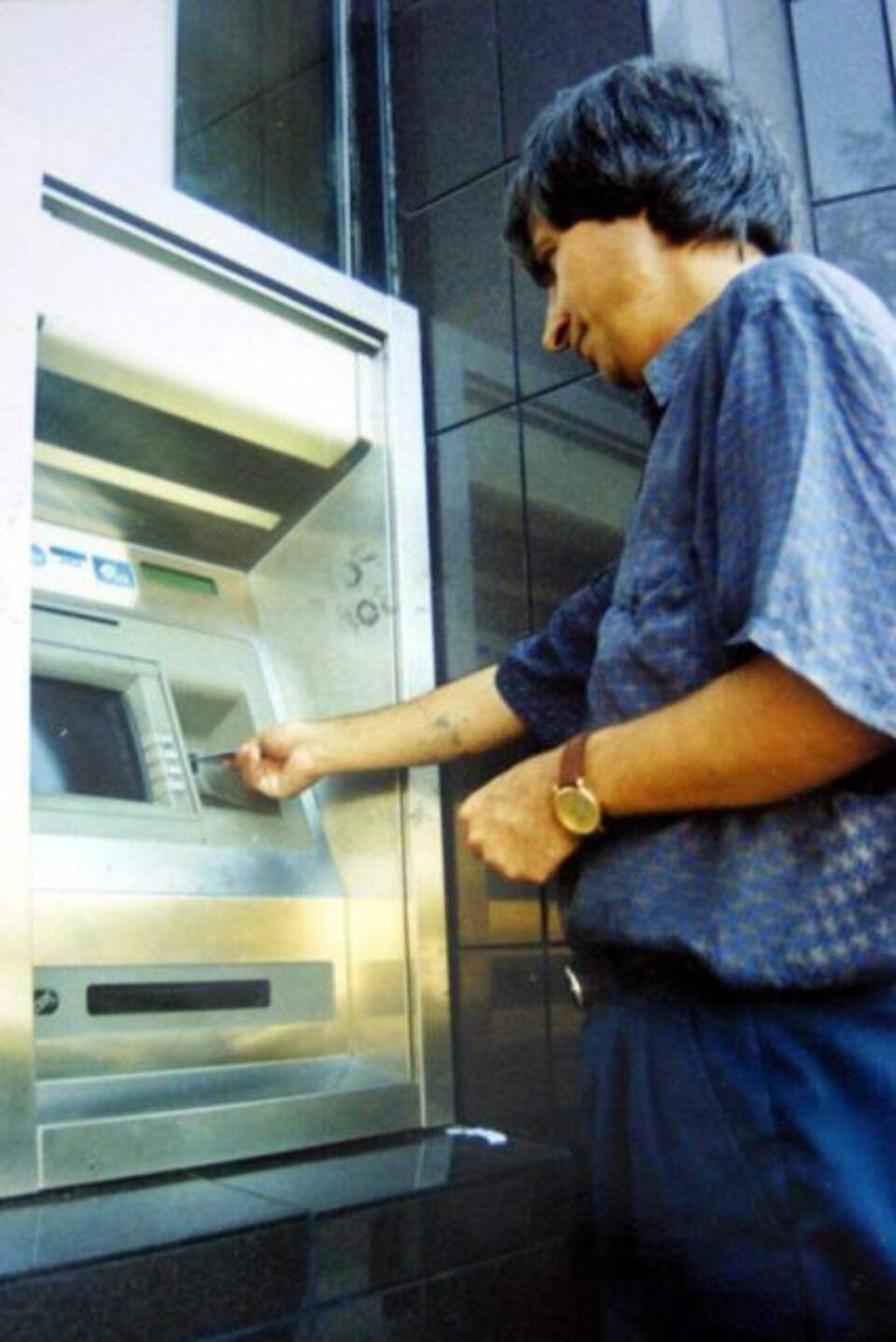 Consumatorul trebuie să cunoască toate costurile pe care le implică cardurile de debit și credit